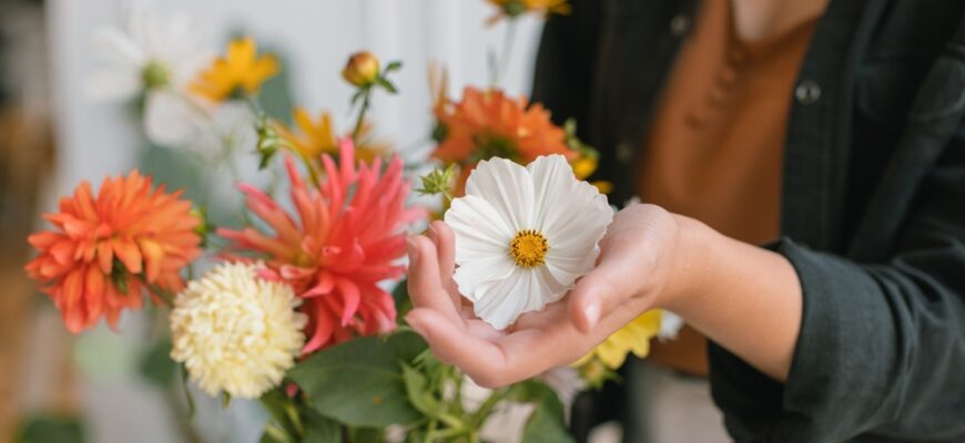 Closeup,Of,Woman,Decorating,Home,With,Fresh,Summer,Flowers.,Aesthetic.