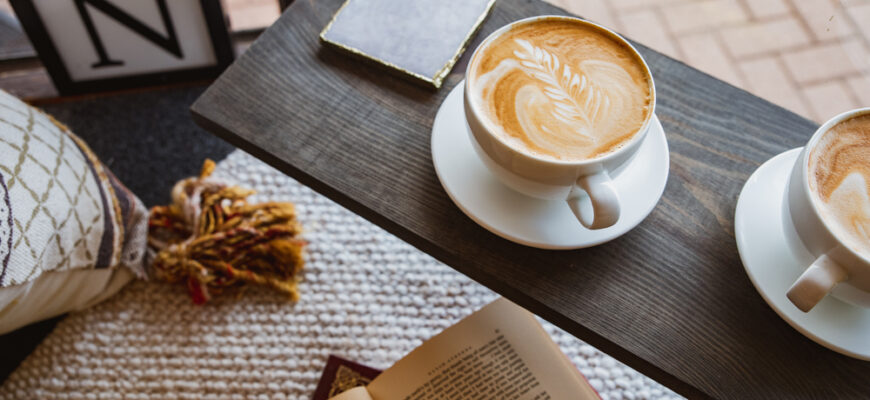 Aesthetically,Pleasing,Latte,Art,In,Suburban,Local,Coffee,Shop,,Pourover